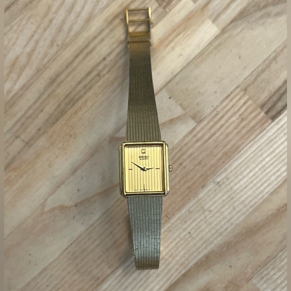 Seiko Ladies Watch Vintage Gold Tone Bracelet Gold and Rectangular Striped Dial - Picture 4 of 11